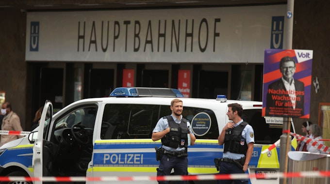 Bundespolizisten stehen in Düsseldorf vor dem Hauptbahnhof und sichern den Bereich ab.