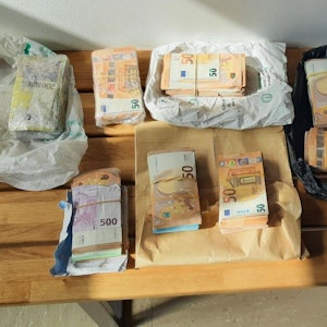 Die Bundespolizei hat bei einem Einsatz auf der A44 bei zwei Männern 95.000 Euro gefunden. Das Foto zeigt das sichergestellte Geld.