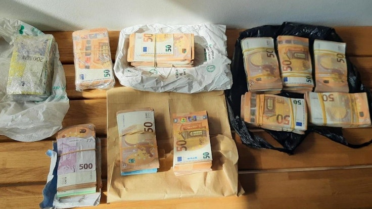 Die Bundespolizei hat bei einem Einsatz auf der A44 bei zwei Männern 95.000 Euro gefunden. Das Foto zeigt das sichergestellte Geld.