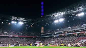 Das Rhein-Energie-Stadion während des Bundesliga-Spiels zwischen dem 1. FC Köln und Borussia Dortmund