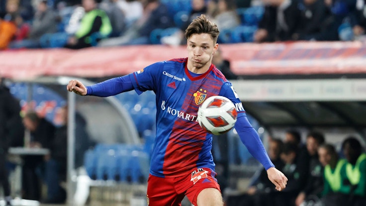 Noah Katterbach spielt für den FC Basel gegen den FC St. Gallen.