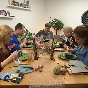 Kandidat Stephan überrascht seine Gäste bei „Das perfekte Dinner“ mit einem veganen Menü.