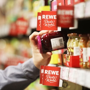 Rewe mit genialer Idee: Eine Filiale in Bayern hat ein kleines technisches Gerät am Eingang installiert, um Kundinnen und Kunden das Einkaufen zu erleichtern. Unser Archivbild stammt aus dem Jahr 2021.