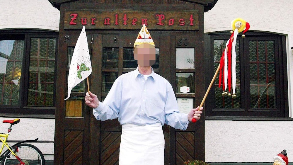 Manfred K. steht vor seiner Gaststätte "Zur alten Post" in Weiden.