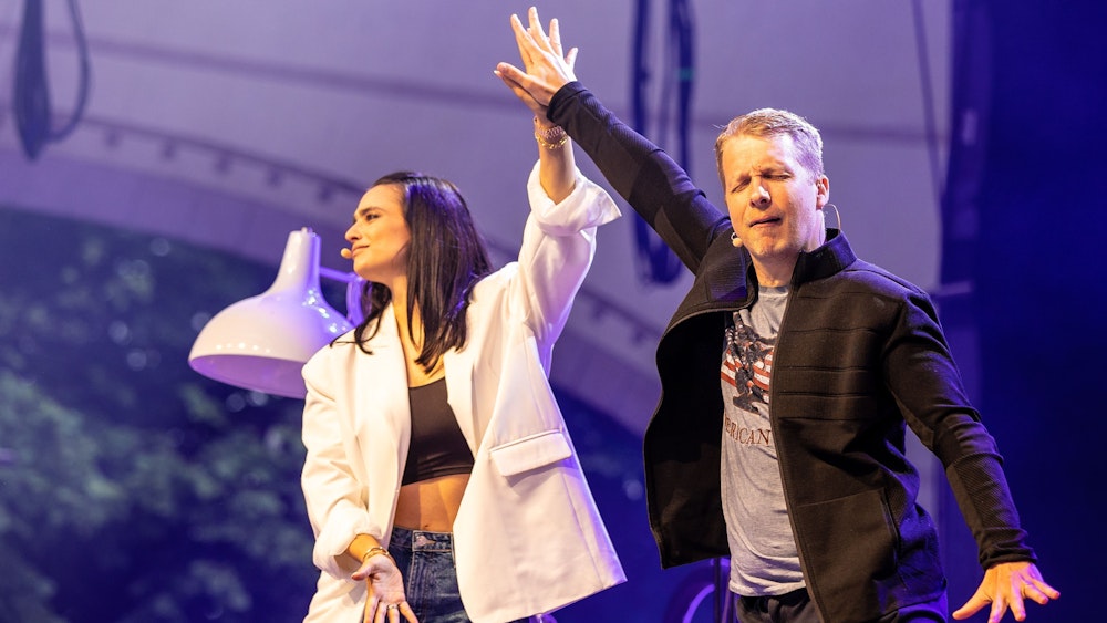 Oliver Pocher und seine Frau Amira Pocher (hier im Juni 2021) sprechen in ihrem Pocast über den Umgang mit Corona in der RTL-Show „Let’s Dance“ 2022.