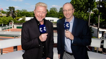 Der dreimalige Wimbledonsieger Boris Becker (l) als Kommentator steht zusammen mit Eurosport-Moderator Matthias Stach im TV-Studio.