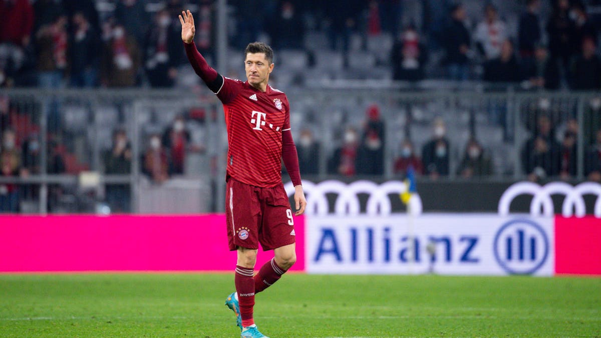 Robert Lewandowski von Bayern München winkt nach dem Spiel den Zuschauern.