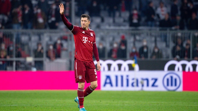 Robert Lewandowski von Bayern München winkt nach dem Spiel den Zuschauern.
