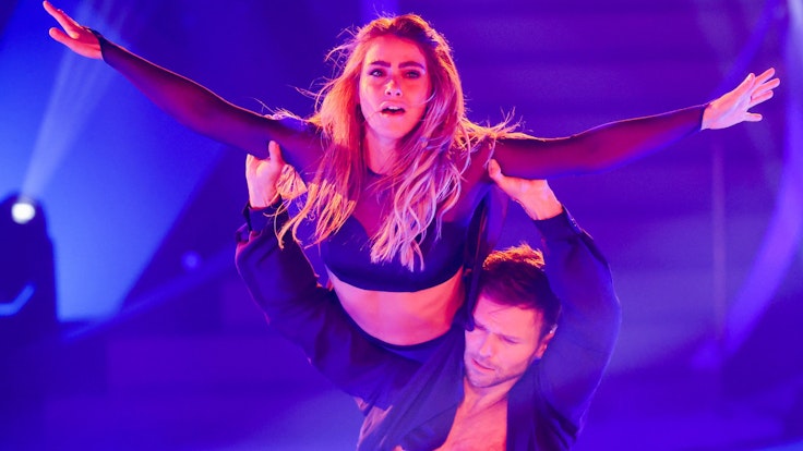 „Let's Dance“ 2022: Da knistert es auf der Bühne! Sarah Mangione, Moderatorin, und Vadim Garbuzov, Profitänzer, bilden ein Team bei RTL. Doch was sagt die Freundin des Profitänzers zu so viel Innigkeit?