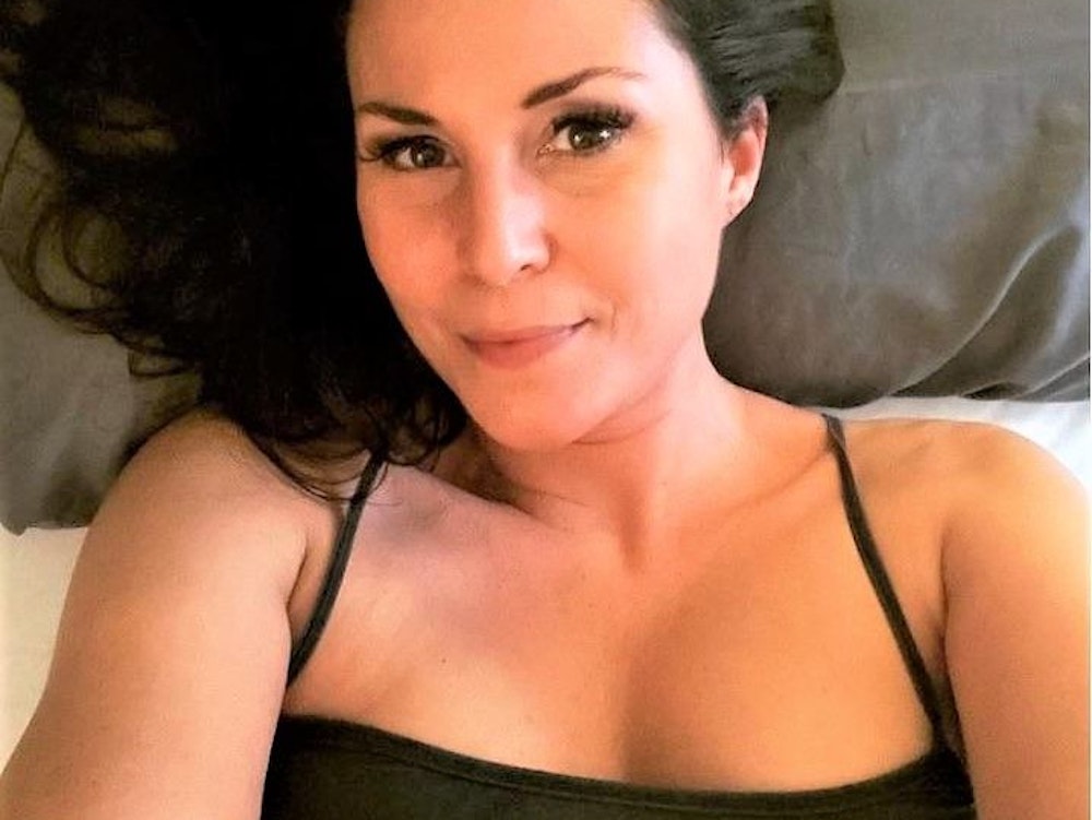 Vanessa Blumhagen, hier auf einem Instagram-Foto vom 17. Februar 2022, hat sich mit XXL-Ausschnitt im Bett geräkelt.
