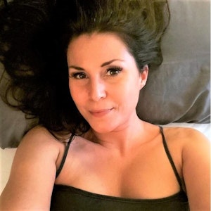 Vanessa Blumhagen, hier auf einem Instagram-Foto vom 17. Februar 2022, hat sich mit XXL-Ausschnitt im Bett geräkelt.