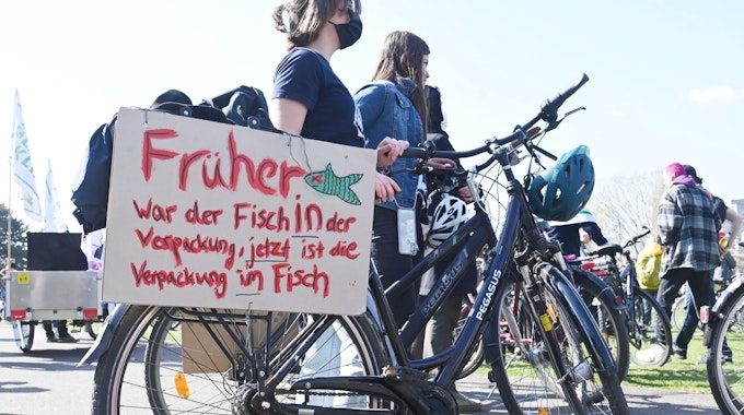 Demonstrantin im Rheinpark