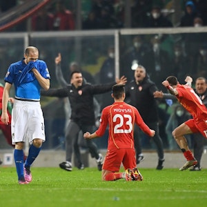 Giorgio Chiellini wischt sich nach Italiens Niederlage im WM-Playoff gegen Italien mit dem Trikot durch das Gesicht
