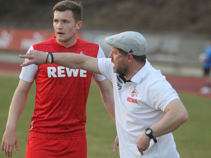 Steffen Baumgart gibt Luca Kilian beim Testspiel des 1. FC Köln in Siegburg Anweisungen.