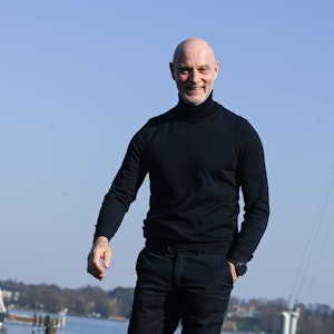 Der TV-Schauspieler Simon Licht bei einem Fototermin im Verein Seglerhaus am Wannsee.