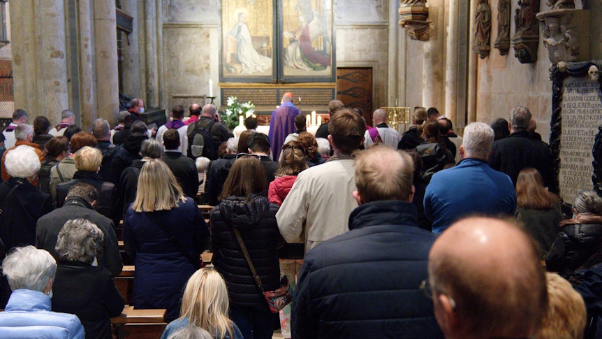 Publikum bei einer Predigt von Kardinal Woelki im Kölner Dom.