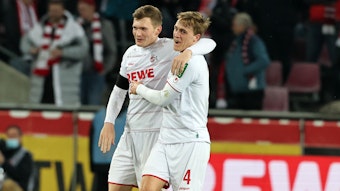 Luca Kilian und Timo Hübers umarmen sich nach dem 1:1 des 1. FC Köln gegen Borussia Dortmund.