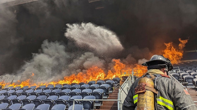 Auf diesem von der Feuerwehr Denver zur Verfügung gestellten Bild bekämpfen Feuerwehrleute die Flammen im Empower Field im Mile High Stadion in Denver. Feuerwehrleute haben einen Brand gelöscht, der mehrere Sitzreihen und einen Suitenbereich im Stadion der Denver Broncos in Brand gesetzt hat.