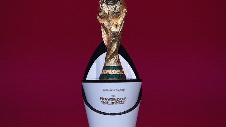 Der WM-Pokal der FIFA steht auf einem Sockel