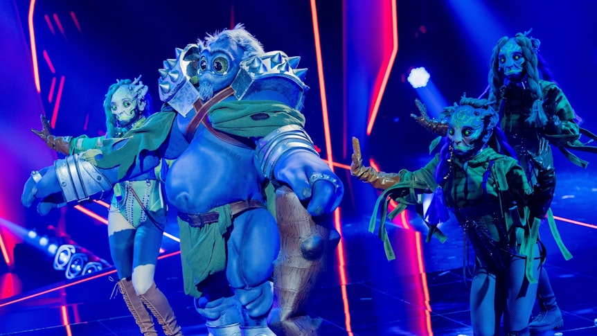 Die Figur „Der Ork“ steht in der ProSieben-Show „The Masked Singer“ auf der Bühne.