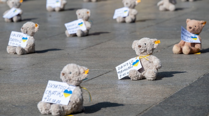 Teddybären sitzen vor dem Kölner Dom.