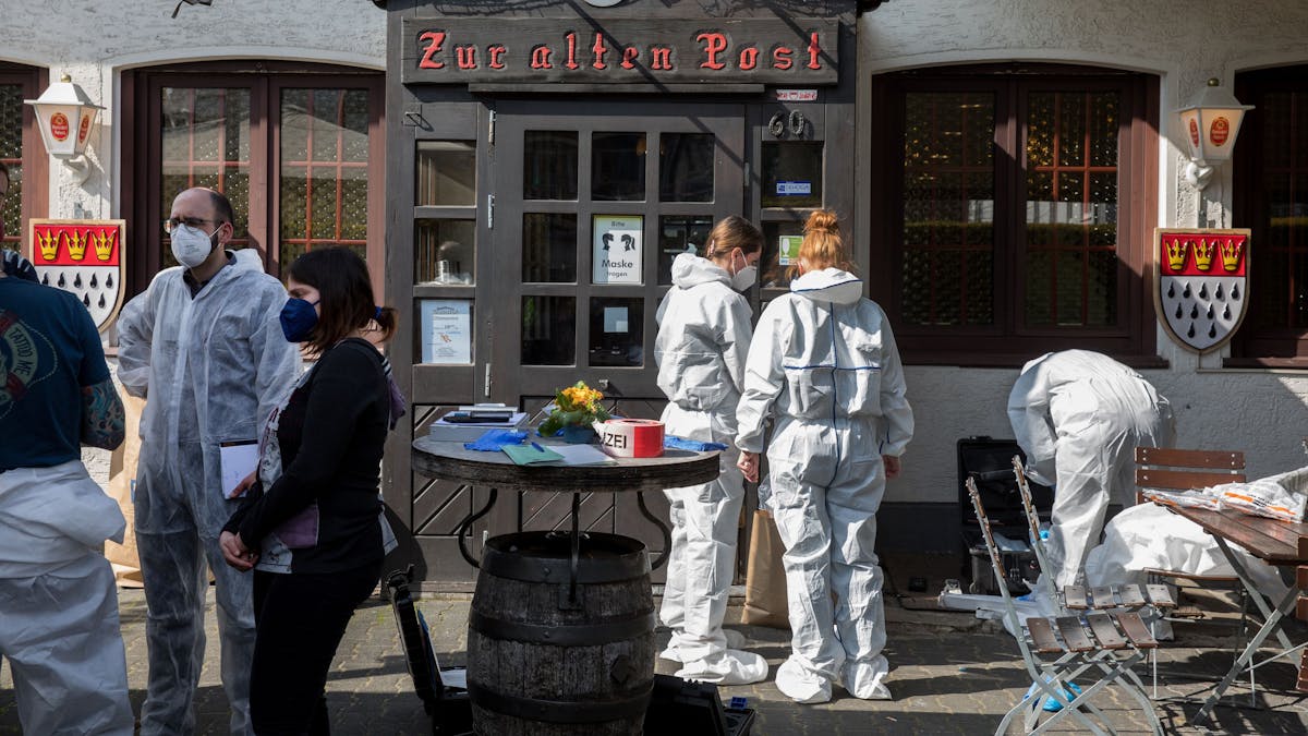 Ermittler der Spurensicherung stehen vor der Kölner Gaststätte „Zur alten Post“.