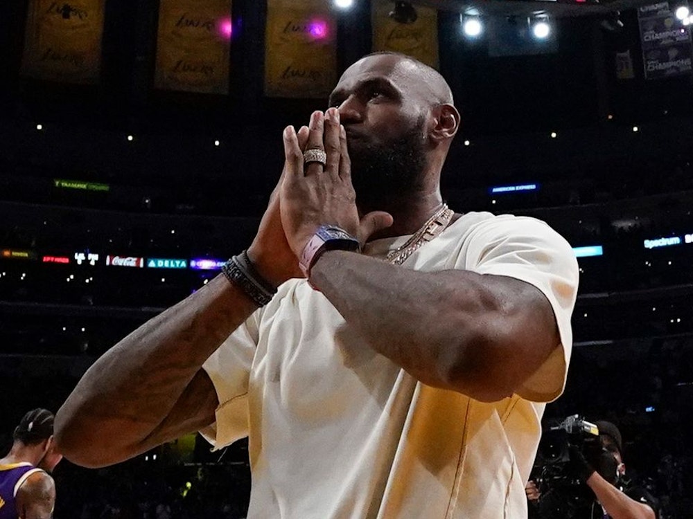 LeBron James, Los Angeles Lakers, schlägt die Hände vor dem Gesicht zusammen.