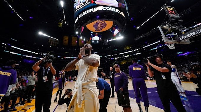 LeBron James, Los Angeles Lakers, schlägt die Hände vor dem Gesicht zusammen.
