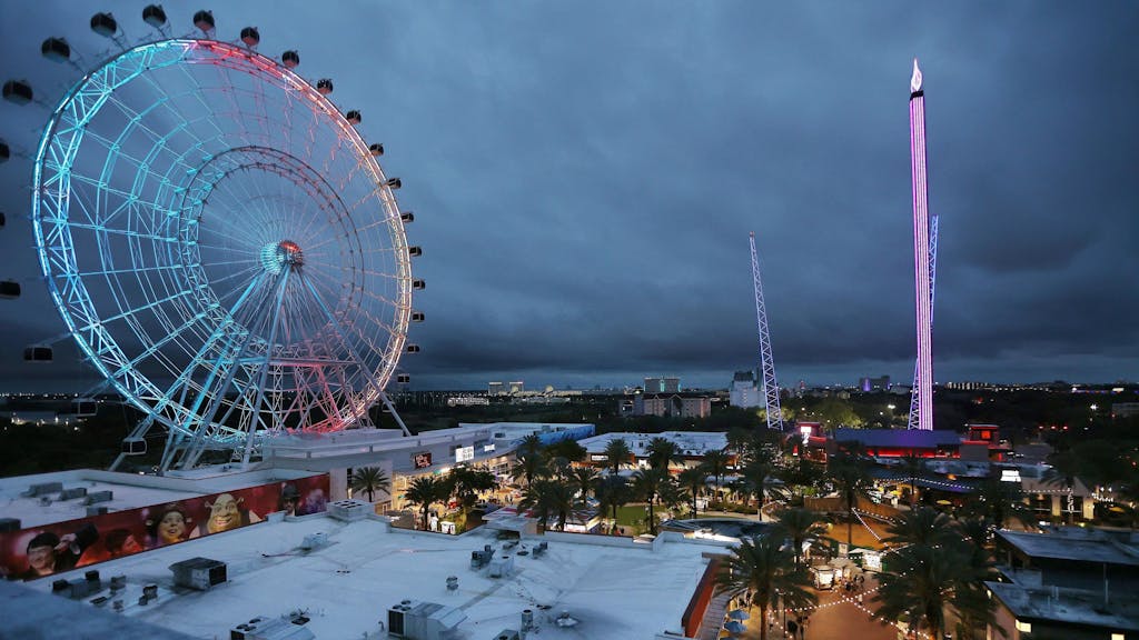 Der Freizeitpark in Orlando mit dem Freefall-Tower (rechts). Hier ein Foto vom 24. März 2022.