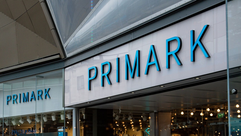 Das Logo von Primark ist über dem Eingang einer Filiale zu lesen.