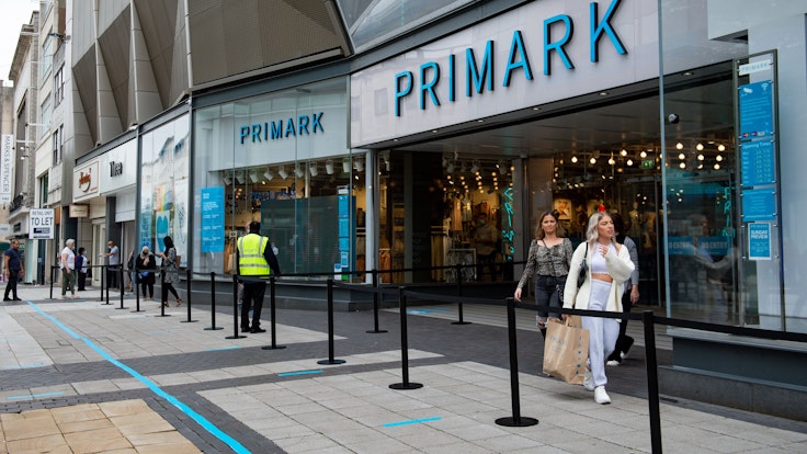 Das Logo von Primark ist über dem Eingang einer Filiale zu lesen.