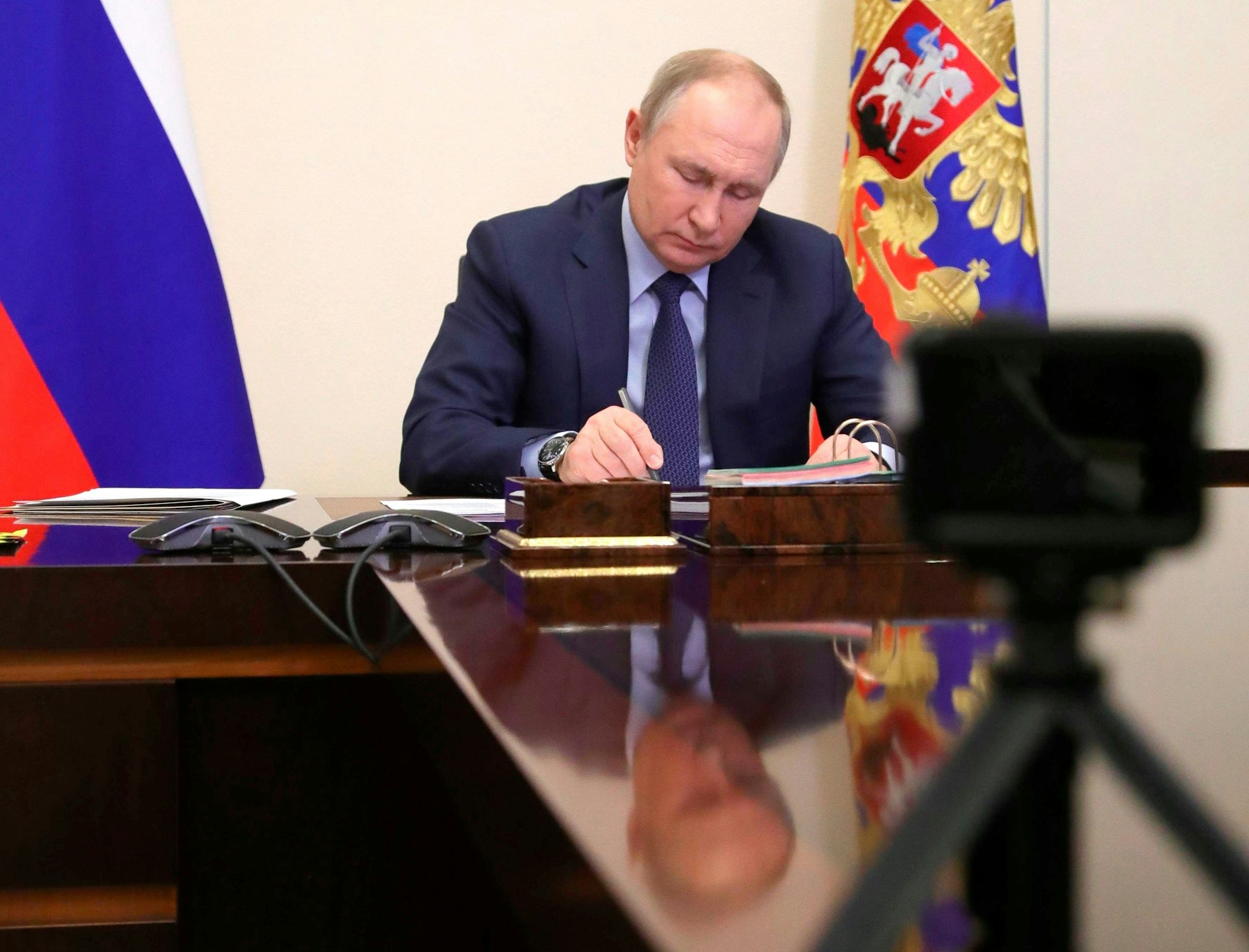 Wladimir Putin am 25. März 2022 an seinem Schreibtisch im Kreml. Eine russische Regionalpolitikerin nennt ihn einen Kriegsverbrecher.