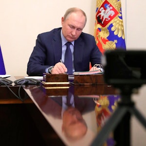 Wladimir Putin am 25. März 2022 an seinem Schreibtisch im Kreml. Eine russische Regionalpolitikerin nennt ihn einen Kriegsverbrecher.