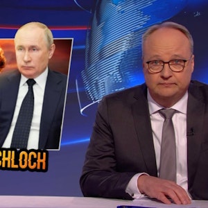 Oliver Welke und die "heute-show" (ZDF) halten wenig von Wladimir Putins unverhohlener Drohung, auch Atomwaffen einsetzen zu können.