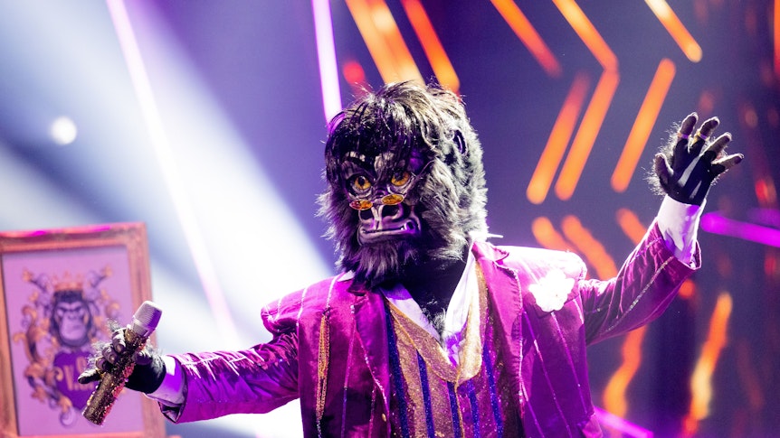 Der Gorilla steht in der ProSieben-Show „The Masked Singer“ auf der Bühne.