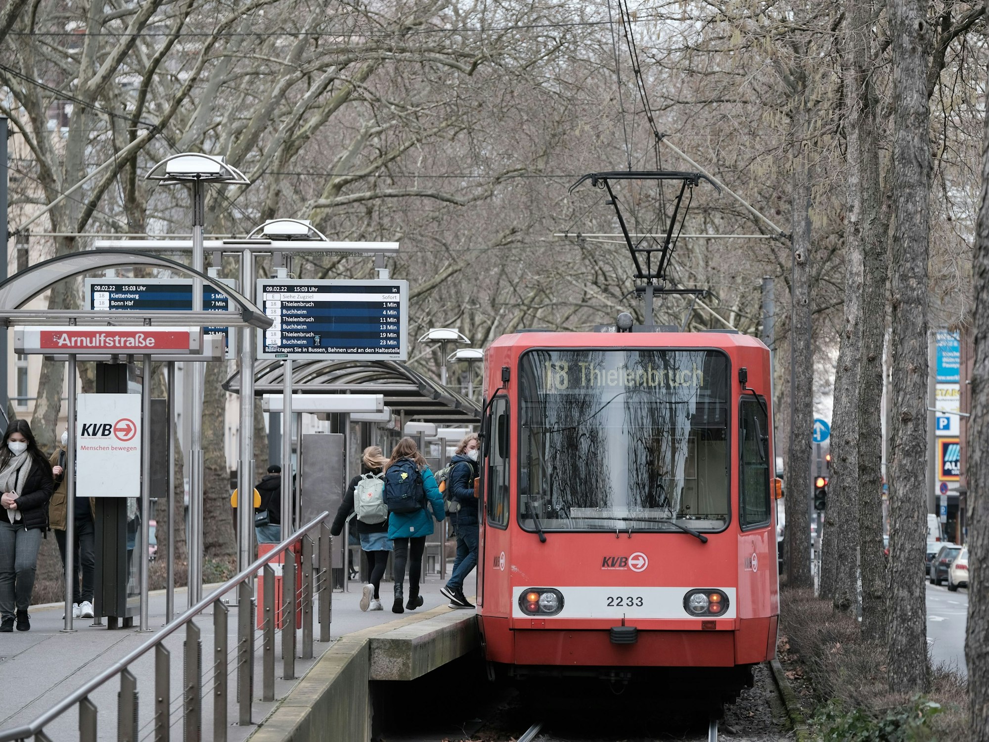 Die KVB-Linie 18 hält an der Haltestelle Arnulfstarße.
