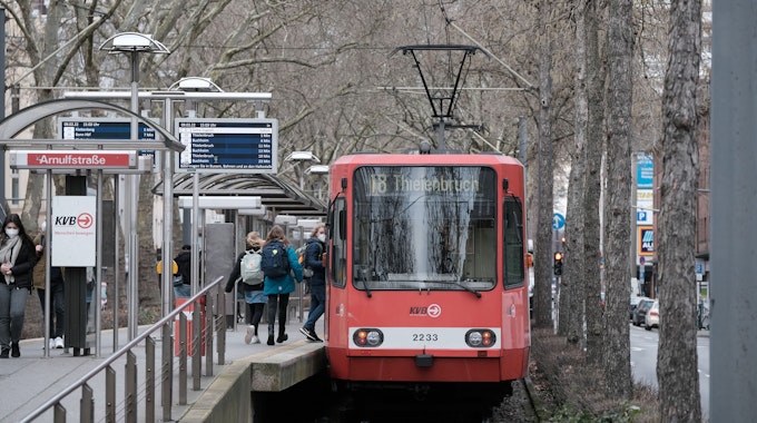 Die KVB-Linie 18 hält an der Haltestelle Arnulfstarße.