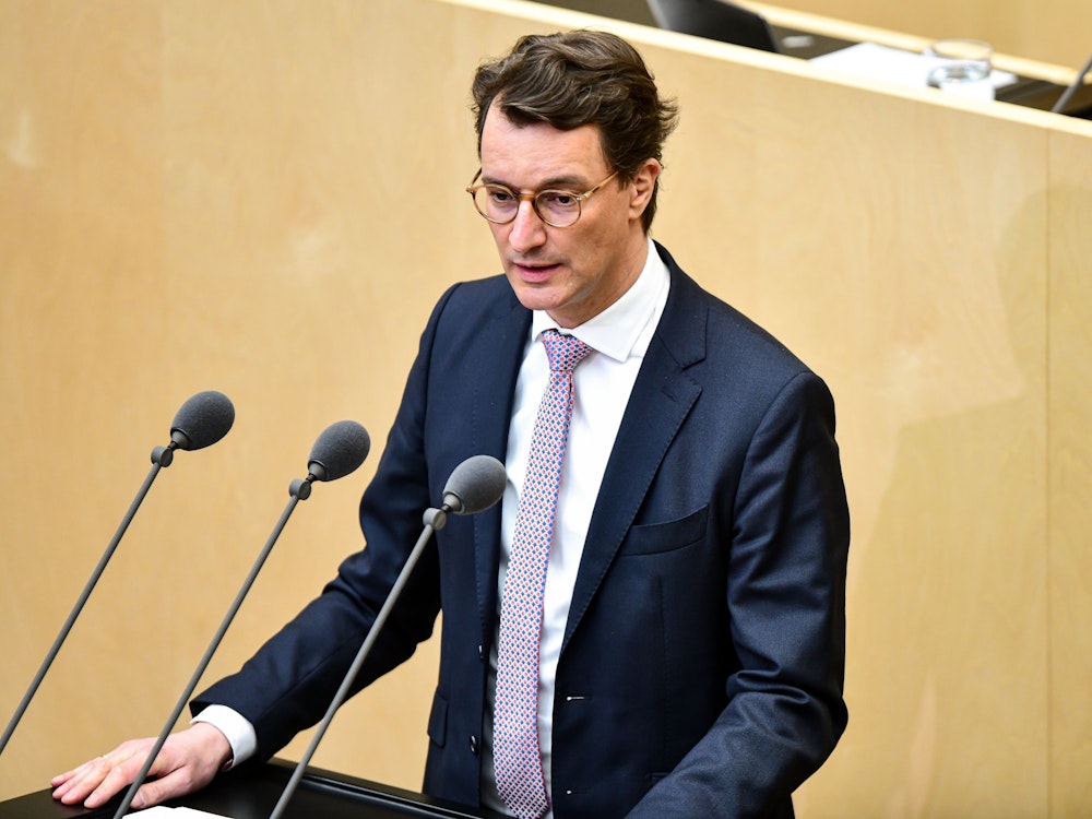 Hendrik Wüst (CDU), Ministerpräsident von Nordrhein-Westfalen, spricht während Sitzung des Deutschen Bundesrates.