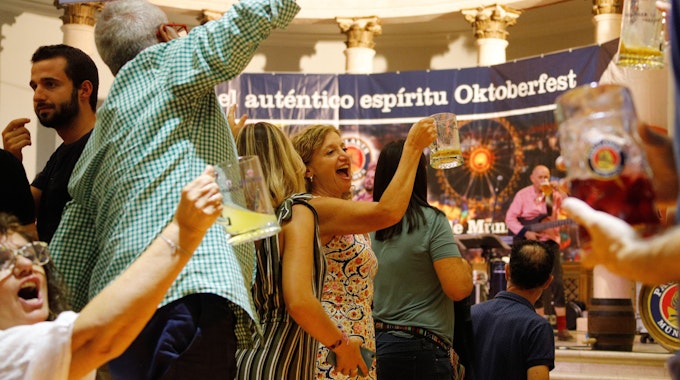 Auf Mallorca, hier eine Aufnahme vom Oktoberfest auf der spanischen Ferieninsel im Jahr 2019, könnte bald Bier-Mangel drohen.
