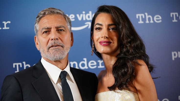 George Clooney (l), Schauspieler aus den USA, und seine Frau Amal Clooney, Juristin aus Großbritannien und dem Libanon, kommen zum Fototermin für «The Tender Bar» im NoMad Hotel während des BFI London Film Festivals.