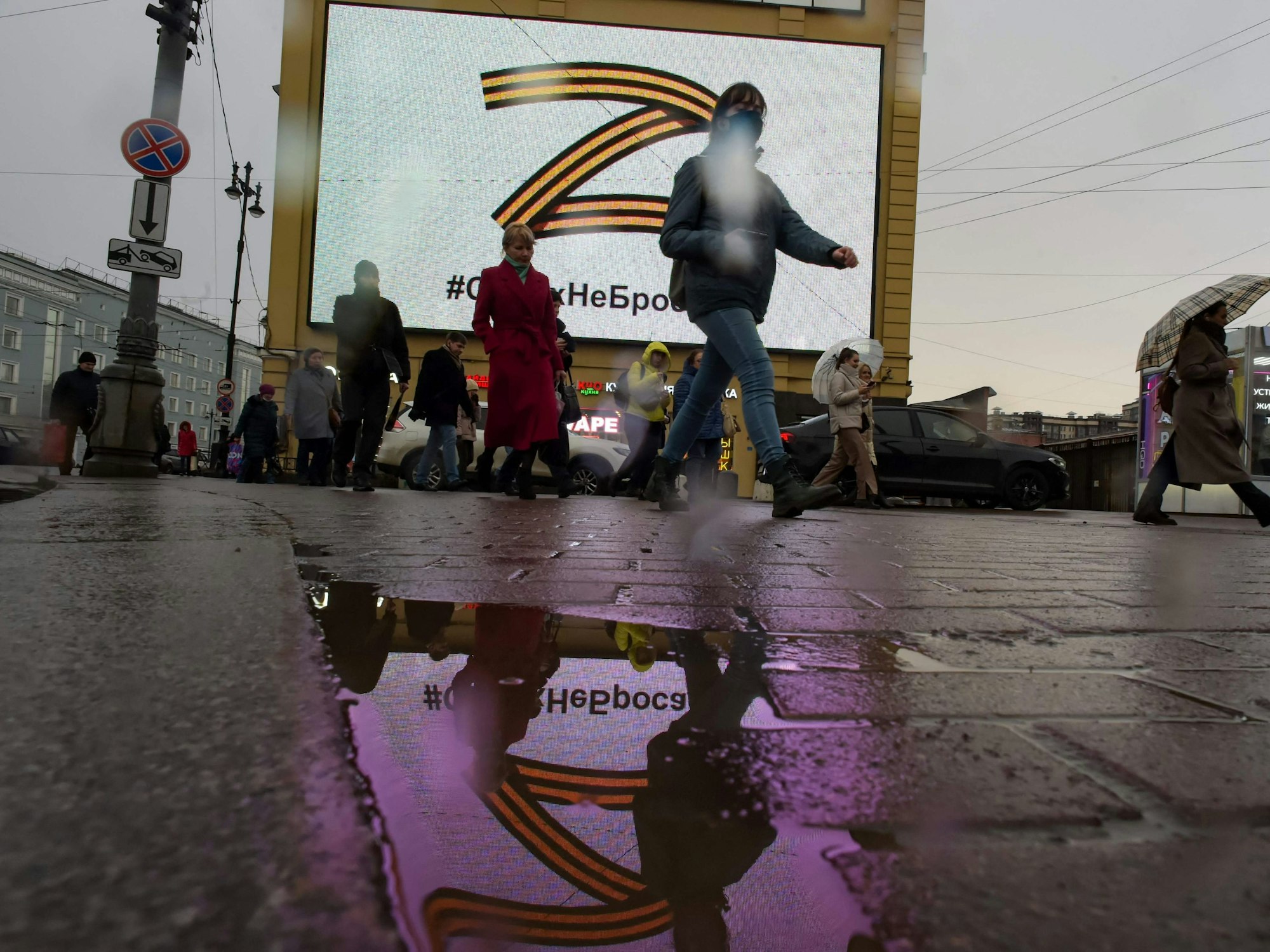 Das „Z“ symbolisiert die Unterstützung der russischen Armee im Ukraine-Krieg. Das Foto zeigt eine Werbetafel mit dem Propaganda-Symbol in Wladimir Putins Heimatstadt Sankt Petersburg am 25. März 2022.