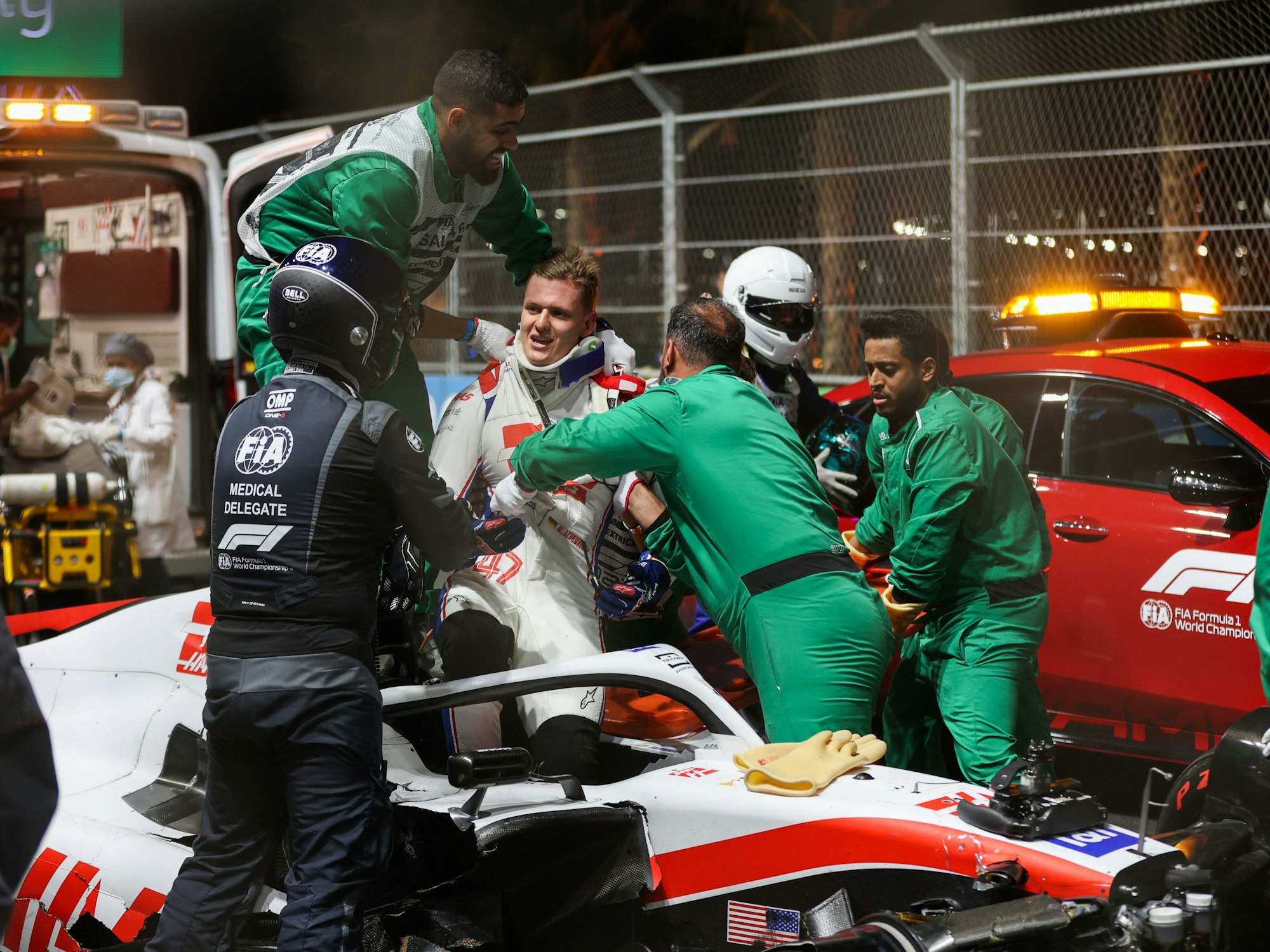 Mick Schumacher wird mit Halskrause aus seinem Haas-Boliden gezogen.