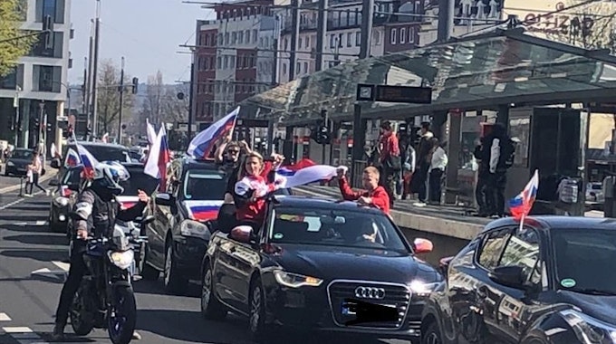 Autos mit russischen Flaggen fahren über den Bertha-von-Suttner-Platz in Bonn.