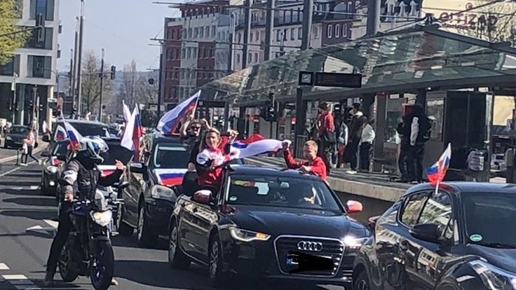 Autos mit russischen Flaggen fahren über den Bertha-von-Suttner-Platz in Bonn.