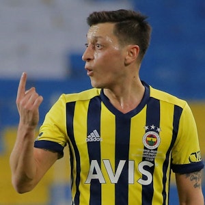 Mesut Özil gestikuliert im Spiel von Fenerbahce Istanbul mit einem Finger. Beim Klub wurde er zuletzt suspendiert.