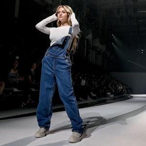 Leni Klum läuft als Model in ihrer Show „Leni Klum x About You“ im Rahmen der About You Fashion Week.
