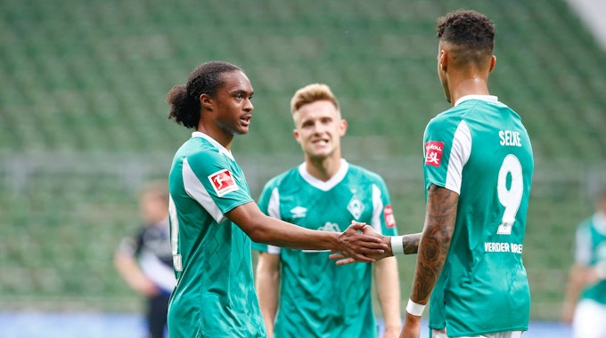 Tahith Chong klatscht mit seinem Ex-Kollegen bei Werder Bremen, Davie Selke, ab.
