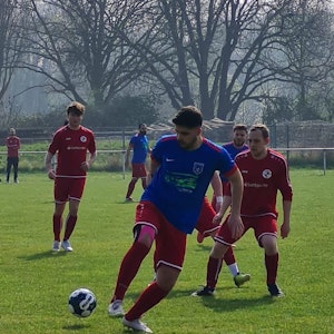 Kürsat Karadag mit Ball am Fuß beim Fußball.