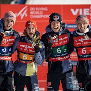 Severin Freund bejubelt mit seinen Kollegen die Silbermedaille bei der Skiflug-WM 2022.