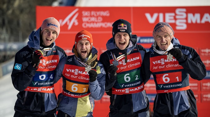 Severin Freund bejubelt mit seinen Kollegen die Silbermedaille bei der Skiflug-WM 2022.